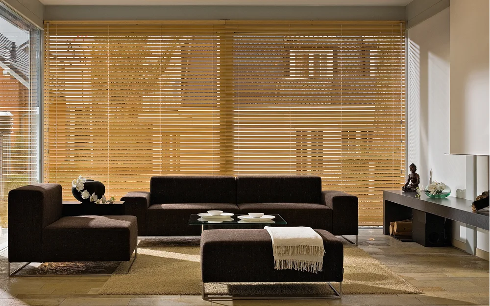 Holzjalousien im Wohnzimmer innen.
