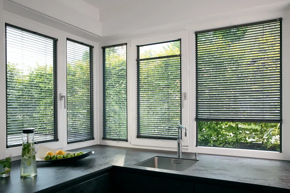 Aluminium-Jalousie am Fenster von Innen