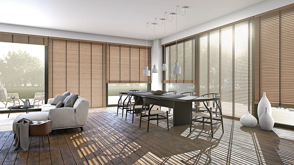 Holzjalousie Esszimmer mit großer Fensterfläche.