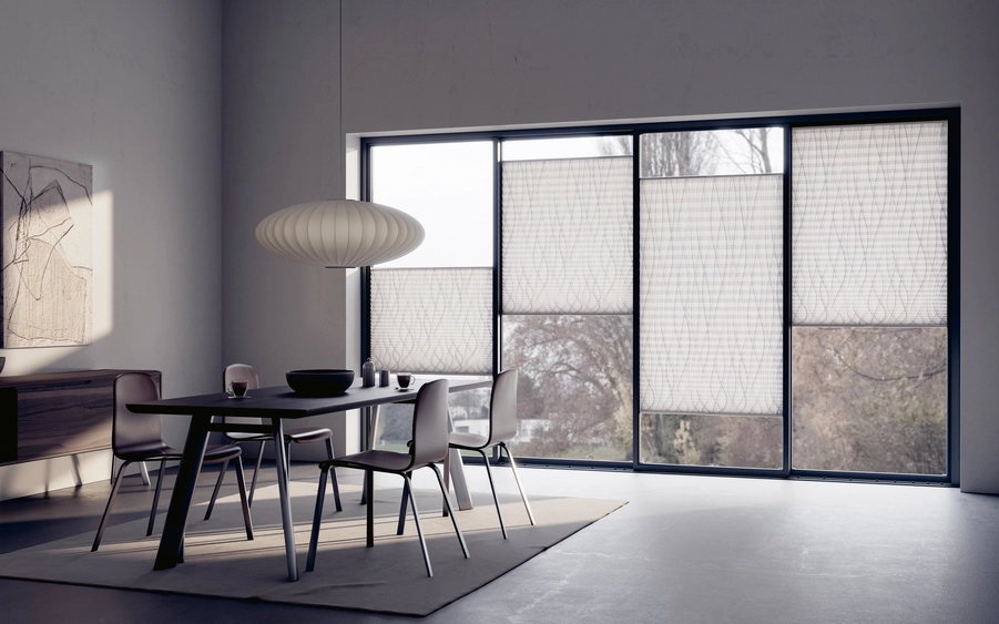 Plissees am Fenster in unterschiedlichen Höhen von einem Esszimmer.