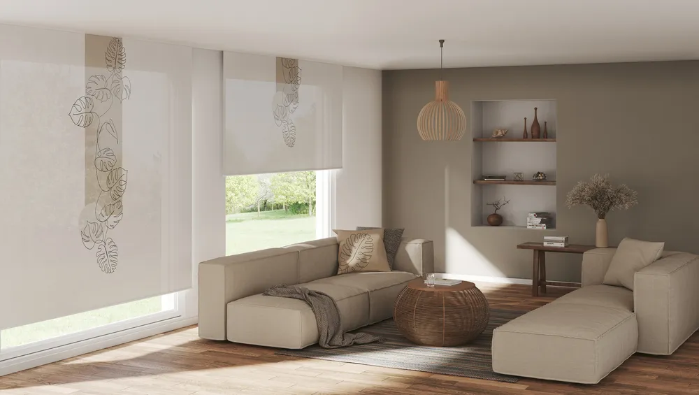 Mehrere Rollos nebeneinander für eine große Fensterfront im Wohnzimmer.