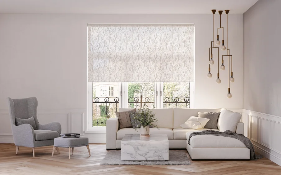 Fenster-Rollo mit überbreite im Wohnzimmer.